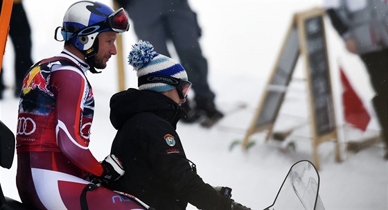 Aksel-Lund Svindal (vlevo) kvli pádu slavný sjezd v Kitzbühelu nedokonil.