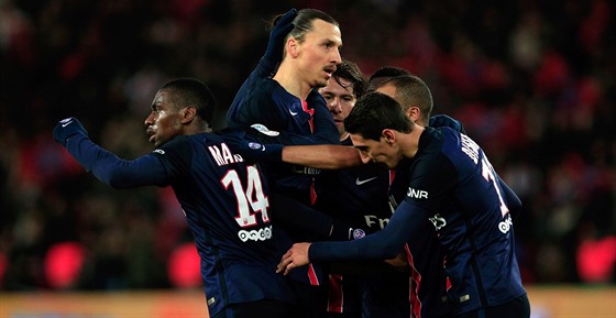 Fotbalisté Paris St. Germain slaví gól.