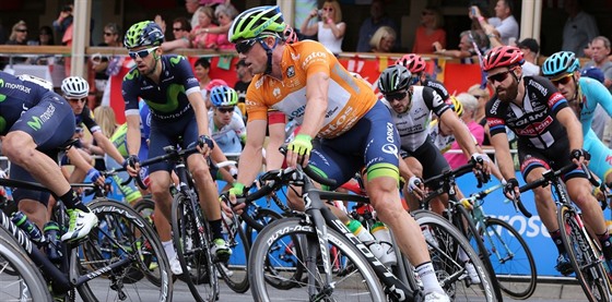 Simon Gerrans (v oranovém) na trati jedné z etap Tour Down Under