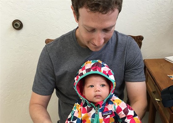 Mark Zuckerberg a jeho dcera Max na okování (8. ledna 2016)