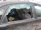 Jedno z vykradench aut, ze kterho se zlodji povedlo ukrst dtskou sedaku.