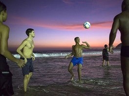 PLÁOVÝ FOTBAL. Lidé hrají fotbal na plái Ipanema v brazilském Rio de Janeiru.