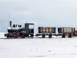 DÁLNÝ SEVER. Stará lokomotiva, která byla vyuívána pro peváení uhlí, zstala...
