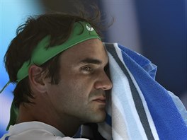 ODPOINEK. Roger Federer pi vmn stran v utkn s Tomem Berdychem.