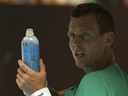 JET VODU, PROSM. Tom Berdych pi pauze v utkn s Rogerem Federerem.