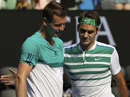 HRL JSI DOBE. Roger Federer (vpravo) dkuje za zpas poraenmu Tomi...