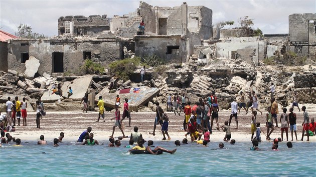 Lid na pli Lido u Mogadia, kde milice a-abb pepadly bar a zabily nejmn 21 lid. (22. ledna 2016)