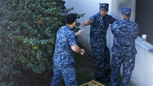 lenov nmonictva u budovy vojensk nemocnice v San Diegu, kde byla slyet stelba. (26. ledna 2016)