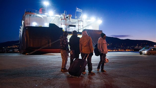 Uprchlci ekaj na trajekt, kter je odveze z ostrova Lesbos do Athn (25. ledna 2016)