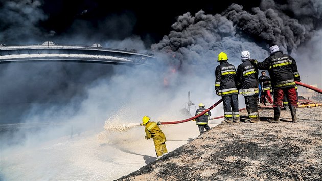 islmsk stt na potku ledna zatoil na ropn terminly v libyjskm Ras Lanfu (4. ledna 2016)