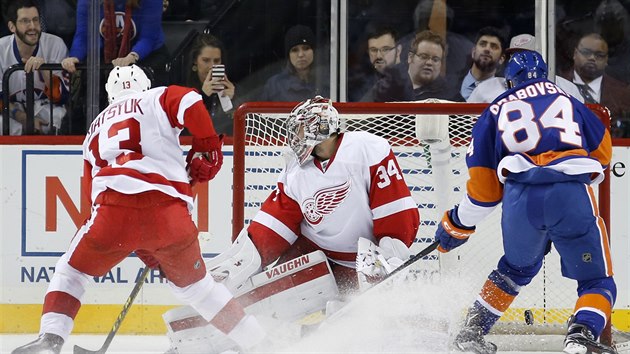 Michail Grabovskij z NY Islanders pekonává Petra Mrázka v brance Detoitu....