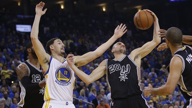 Manu Ginobili chytil odraený mí, otravuje ho Klay Thompson.