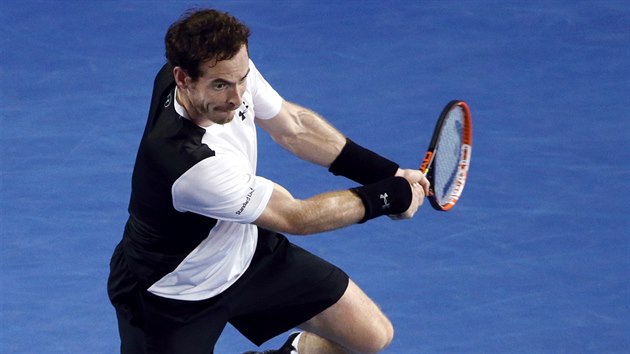 Andy Murray se poádn opel do úderu v souboji s Davidem Ferrerem.