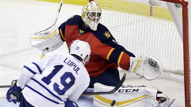 Roberto Luongo v brance Floridy chyt pokus Joffreyho Lupula z Toronta.