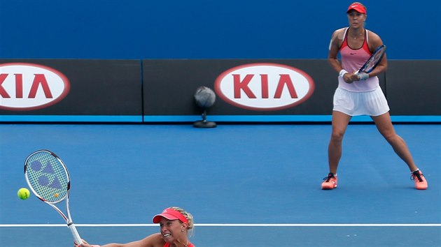 Na síti se v semifinále Australian Open soustedí Andrea Hlaváková, za ní je...