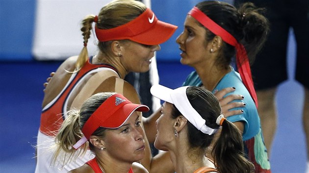 PTELSK POZDRAVY. Po finle Australian Open se lou Lucie Hradeck se Saniou Mirzaovou a Andrea Hlavkov s Martinou Hingisovou.