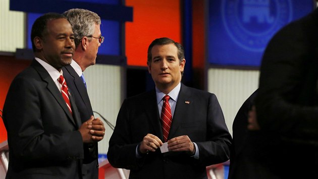 Republiknt kandidti o prezidentskou nominaci Ben Carson, Jeb Bush a Ted Cruz pi debat (28. ledna 2016).