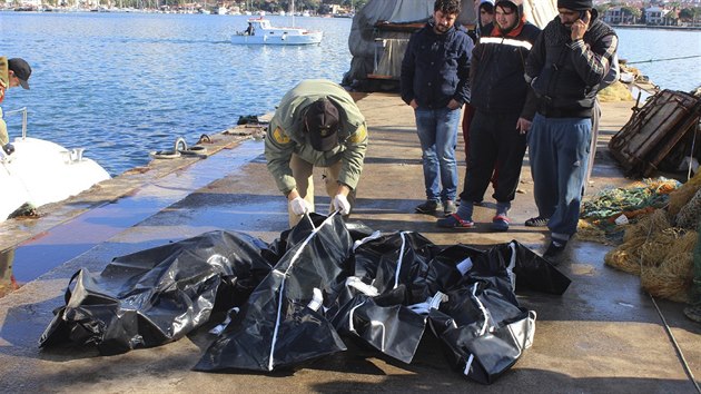 Tureck poben str piv tla utonulch migrant do pstavu Izmir (21. ledna 2016)
