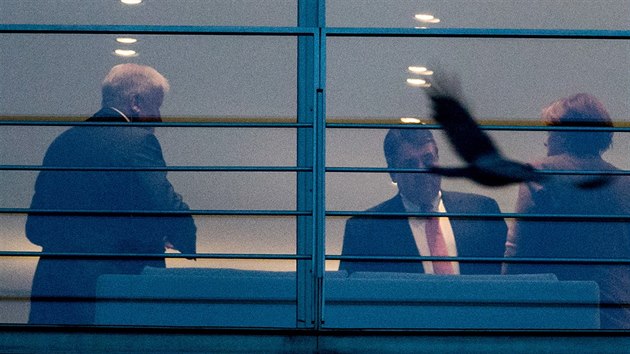 Spolkov ministr hospodstv a energetiky Sigmar Gabriel (SPD, uprosted), bavorsk ministersk pedseda Horst Seehofer (CSU) a nmeck kanclka Angela Merkelov (CDU) jednaj v Berln o migran krizi (28. ledna 2016)