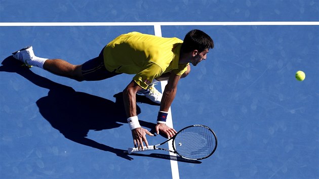 Srbsk tenista Novak Djokovi spadl v osmifinle Australian Open na kurt.