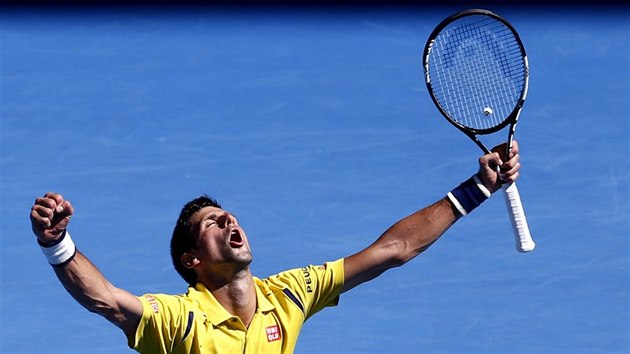 Srbsk tenista Novak Djokovi se raduje v osmifinle Australian Open.