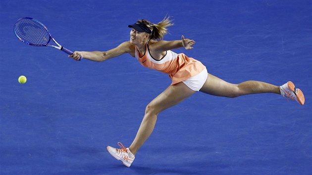 Rusk tenistka Maria arapovov se natahuje po mku v osmifinle Australian Open.