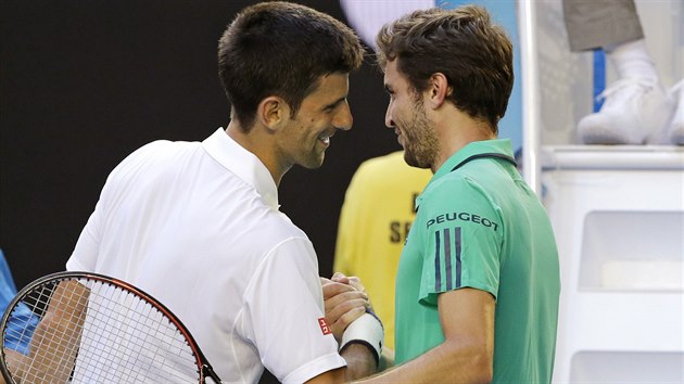 DOBR BITVA. Srbsk tenista Novak Djokovi pemohl v pti setech Francouze Simona a postoupil do tvrtfinle Australian Open.