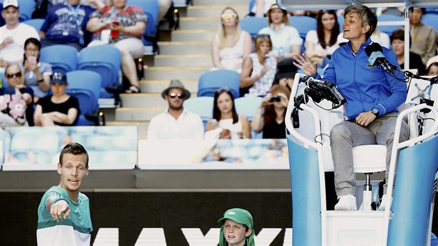 VIDTE TO? esk tenista Tom Berdych diskutuje v osmifinle Australian Open s umpirovou rozhod.