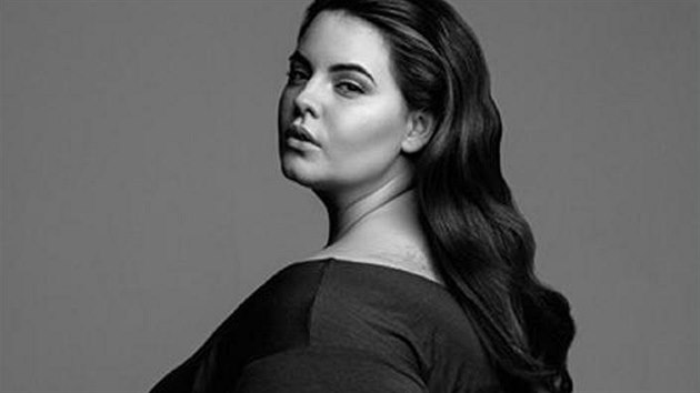 Plus size modelka Tess Holliday nechce patit do stejn kategorie jako extrmn thl modelky. Je hrd na oznaen plus size.