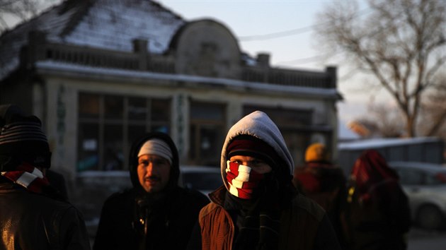 Migranti ekaj na registraci v tboe v srbskm Preevu (18.1.2016)
