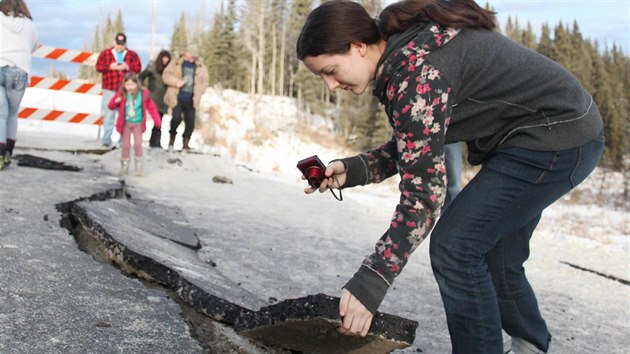 Aljaku zashlo zemtesen o sle 7,1 stupn Richterovy kly (24.1.2016)