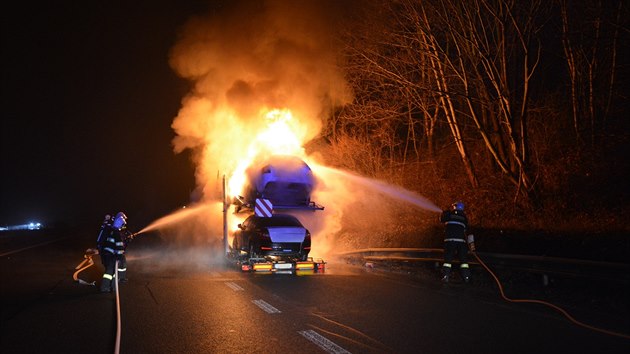 Por kamionu pevejcho osobn auta zastavil provoz na 44. kilometru dlnice D10 u Mlad Boleslavi (25.1.2016)