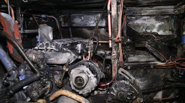 Požár autobusu na pražské Evropské ulici nedaleko stanice metra Nádraží Veleslavín.