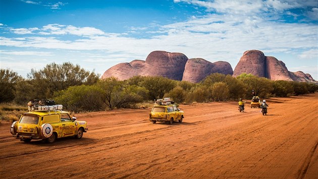 Expedice pijd ke skalnmu tvaru Kata Tjuta, podobnmu znmj skle Uluru. To bylo prvn, co cestovatel uvidli po zdoln nron Great Central Road.