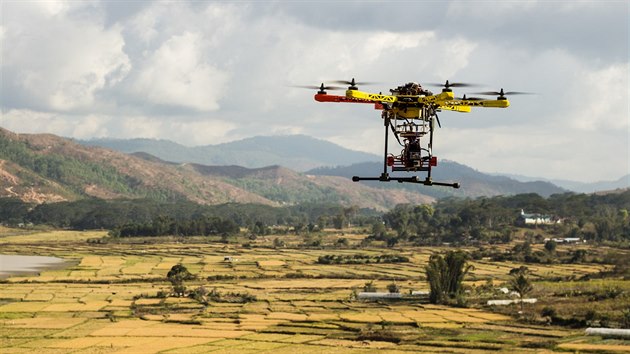 Dron s kamerou pouvala expedice na leteck zbry, kter jsou v australsk pustin chvatn.