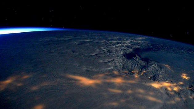 Fotografie snhov boue, kterou vyfotil velitel mezinrodn vesmrn stanice Scott Kelly (24. ledna 2016).