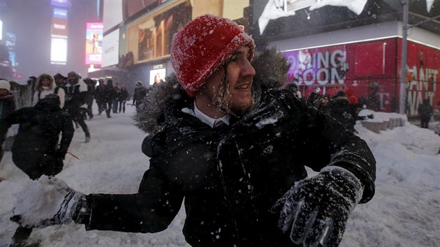 Destky lid se sely na zasnenm Times Square, aby se zapojily do hromadn koulovaky (24. ledna 2016).