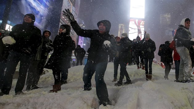 Destky lid se sely na zasnenm Times Square, aby se zapojily do hromadn koulovaky (24. ledna 2016).