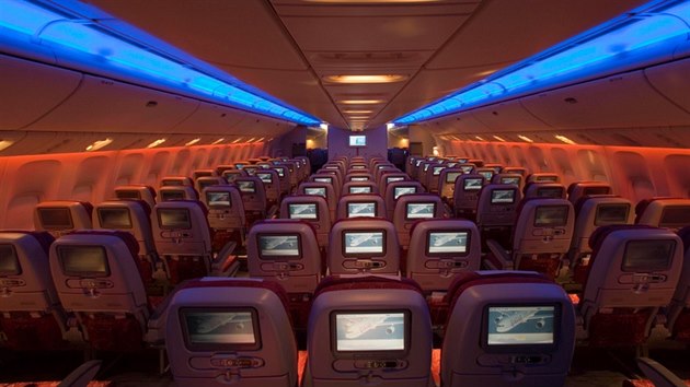 Pohled do ekonomick tdy stroje Boeing 777-200 spolenosti Qatar Airways.