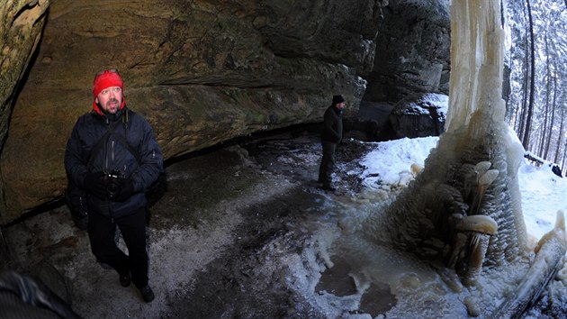 Pozoruhodn ledov tvary uprosted pskovcovch skal vytvoilo mraziv poas. Brtnick ledopdy na Dnsku lkaj do eskho vcarska turisty i fotografy. Na snmku je nejvt ledopd vysok pes deset metr v Havran rokli.