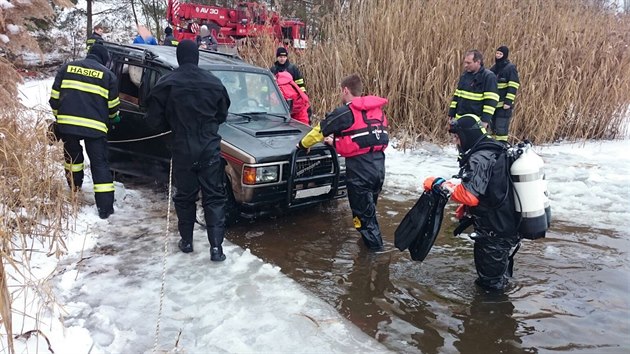 Auto v psnku u Plaic.