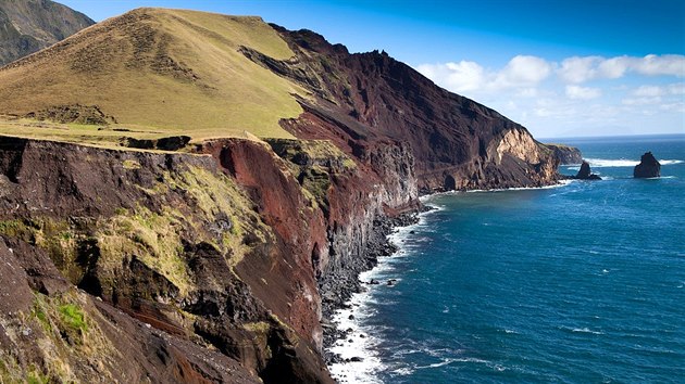 Vulkanick ostrov Tristan da Cunha je hornat, jedin rovinn oblast je v okol hlavnho msta Edinburgh na severozpadnm behu.