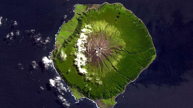 Ostrov Tristan da Cunha v Atlantckm ocenu na snmku kosmick agentury NASA. Hlavn msto Edinburgh  se nachz na severu ostrova.