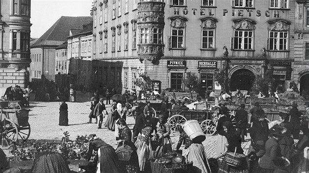 Trh a hotel Pietsch na olomouckm Dolnm nmst kolem roku 1890