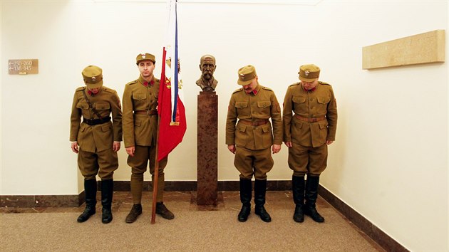 Legioni v Poslaneck snmovn pzuj u busty T.G. Masaryka (28. leden 2016)
