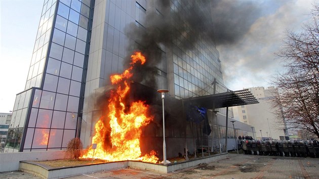 Demonstranti bhem stet s polici zaplili sdlo vldy v Pritin (9. ledna 2016).