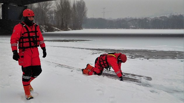 Hasii v Praze u Lahovickho mostu nacviovali zchranu lovka, pod nm se prolomil led.