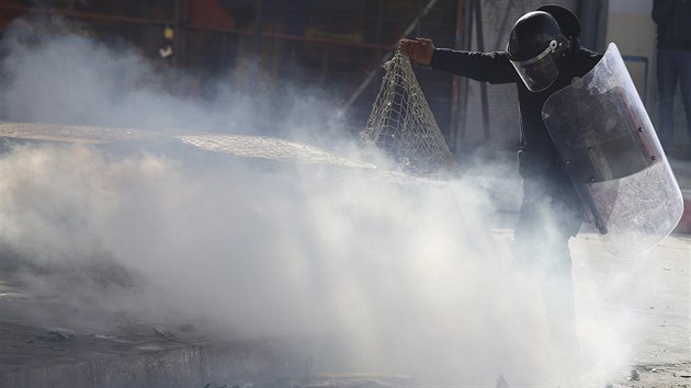 Tunisan vyli ve stedu do ulic a s hesly Prce, svoboda a dstojnost po vld poadovali prci. Policie proti demonstrantm pouila slzn plyn. (20. ledna 2016)