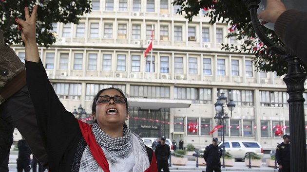 Nezamstnan Tunisanka protestuje ped budovou tuniskho ministerstva vnitra. (20. ledna 2015)