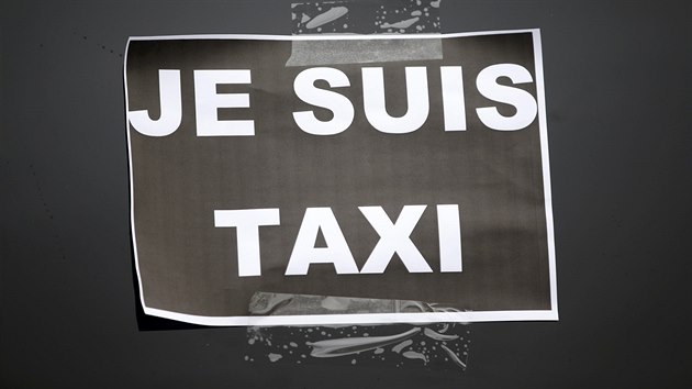 Jsem taxik. Stvkujc taxiki v Pai vyuili populrn heslo z doby toku na redakci Charlie Hebdo. (26. ledna 2016)